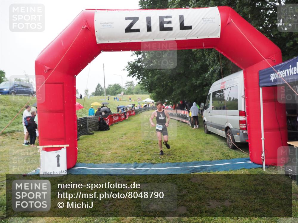 21.06.2025 - 27. Vierlanden-Triathlon MichiJ http://msf.ph/oto/8048790 15.06.2026 14:21:53 Ziel 1251, 1266 meine-sportfotos.de