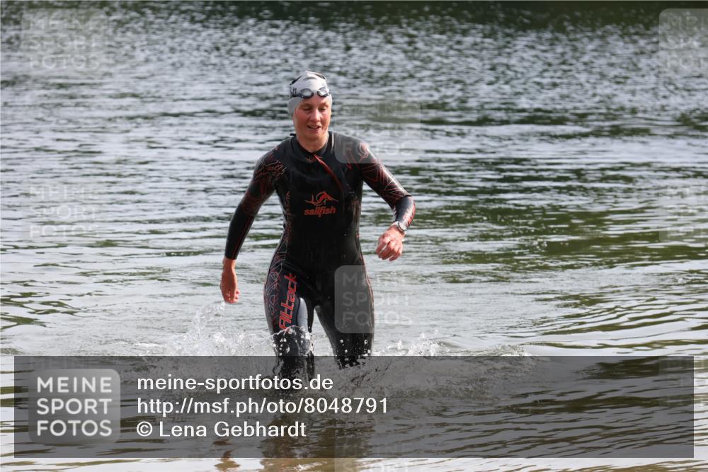 15.06.2025 - 27. Vierlanden-Triathlon Lena Gebhardt http://msf.ph/oto/8048791 15.06.2025 09:08:30 Schwimmen 226 meine-sportfotos.de