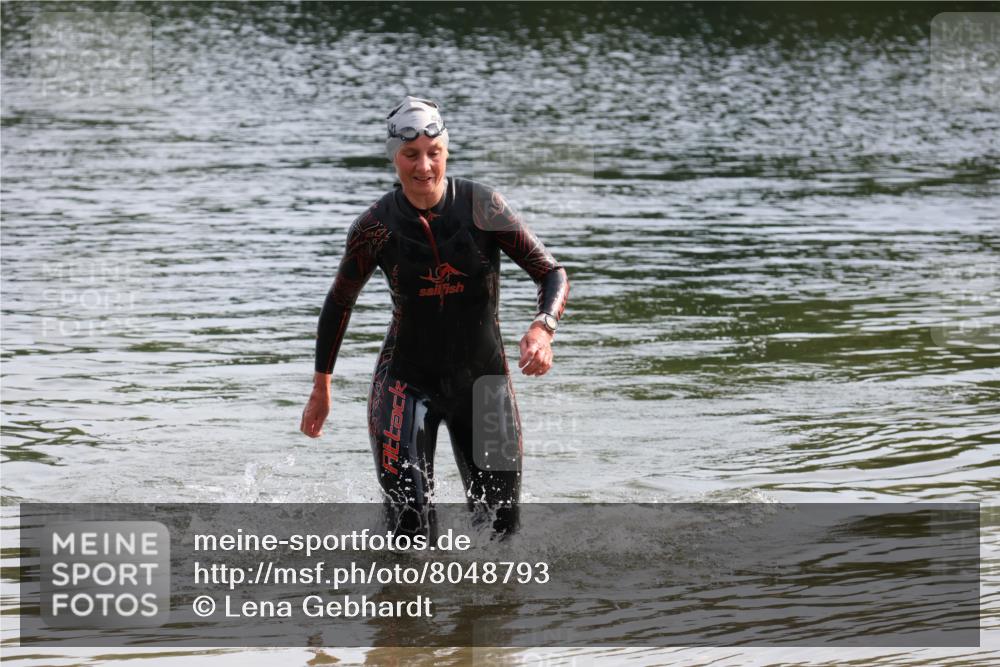 15.06.2025 - 27. Vierlanden-Triathlon Lena Gebhardt http://msf.ph/oto/8048793 15.06.2025 09:08:30 Schwimmen 226 meine-sportfotos.de