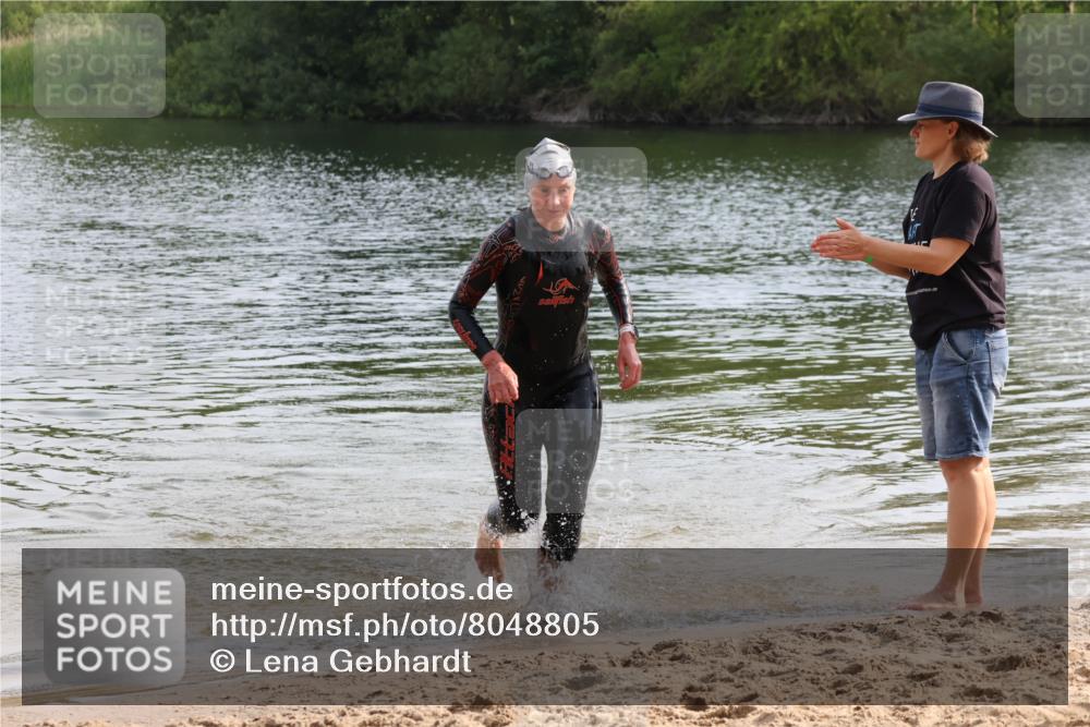 15.06.2025 - 27. Vierlanden-Triathlon Lena Gebhardt http://msf.ph/oto/8048805 15.06.2025 09:08:32 Schwimmen 226 meine-sportfotos.de