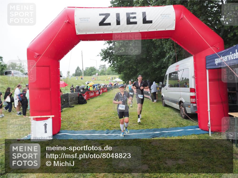 21.06.2025 - 27. Vierlanden-Triathlon MichiJ http://msf.ph/oto/8048823 15.06.2026 14:22:06 Ziel 1215, 1263, 1315 meine-sportfotos.de