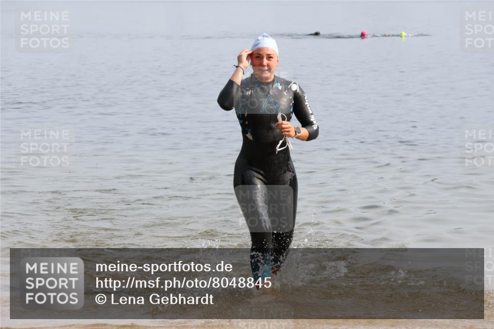 15.06.2025 - 27. Vierlanden-Triathlon Lena Gebhardt http://msf.ph/oto/8048845 15.06.2025 09:08:58 Schwimmen 199, 204 meine-sportfotos.de