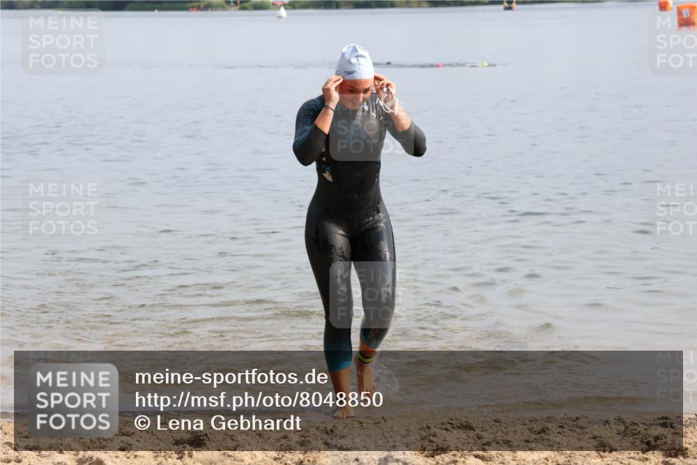 15.06.2025 - 27. Vierlanden-Triathlon Lena Gebhardt http://msf.ph/oto/8048850 15.06.2025 09:08:59 Schwimmen 199, 204 meine-sportfotos.de