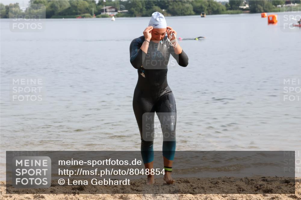 15.06.2025 - 27. Vierlanden-Triathlon Lena Gebhardt http://msf.ph/oto/8048854 15.06.2025 09:09:00 Schwimmen 199, 204 meine-sportfotos.de