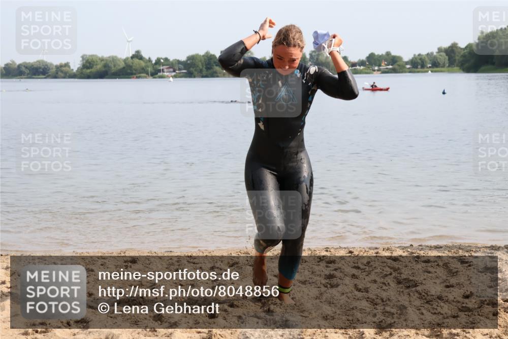15.06.2025 - 27. Vierlanden-Triathlon Lena Gebhardt http://msf.ph/oto/8048856 15.06.2025 09:09:02 Schwimmen 199, 204 meine-sportfotos.de