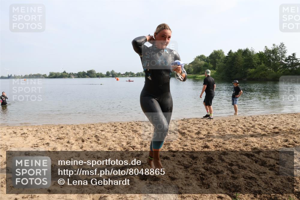 15.06.2025 - 27. Vierlanden-Triathlon Lena Gebhardt http://msf.ph/oto/8048865 15.06.2025 09:09:04 Schwimmen 199, 204 meine-sportfotos.de