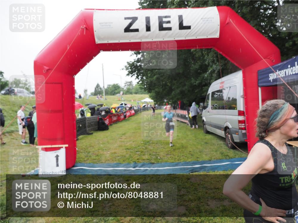 21.06.2025 - 27. Vierlanden-Triathlon MichiJ http://msf.ph/oto/8048881 15.06.2026 14:22:19 Ziel 1201, 1226 meine-sportfotos.de