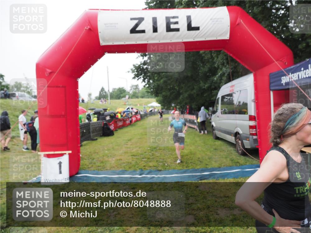 21.06.2025 - 27. Vierlanden-Triathlon MichiJ http://msf.ph/oto/8048888 15.06.2026 14:22:19 Ziel 1201, 1226 meine-sportfotos.de