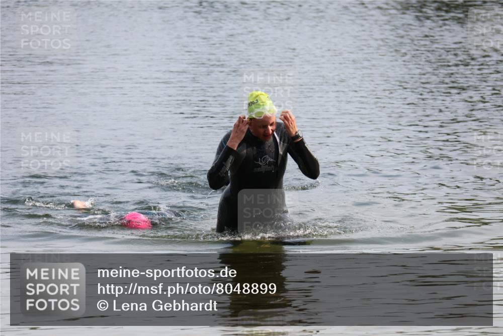 15.06.2025 - 27. Vierlanden-Triathlon Lena Gebhardt http://msf.ph/oto/8048899 15.06.2025 09:10:08 Schwimmen  meine-sportfotos.de
