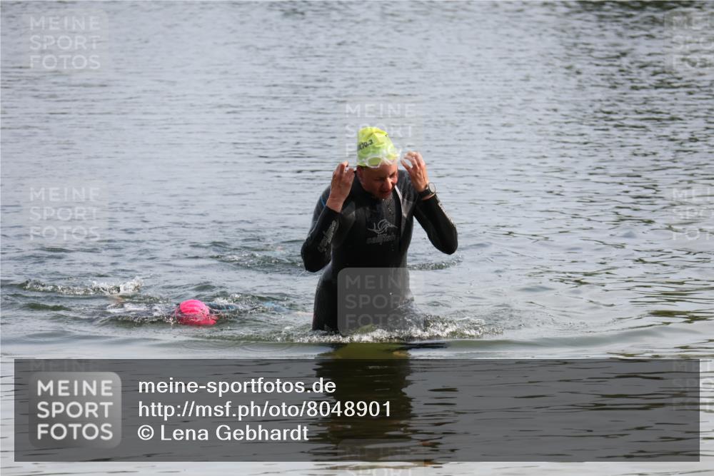 15.06.2025 - 27. Vierlanden-Triathlon Lena Gebhardt http://msf.ph/oto/8048901 15.06.2025 09:10:08 Schwimmen  meine-sportfotos.de
