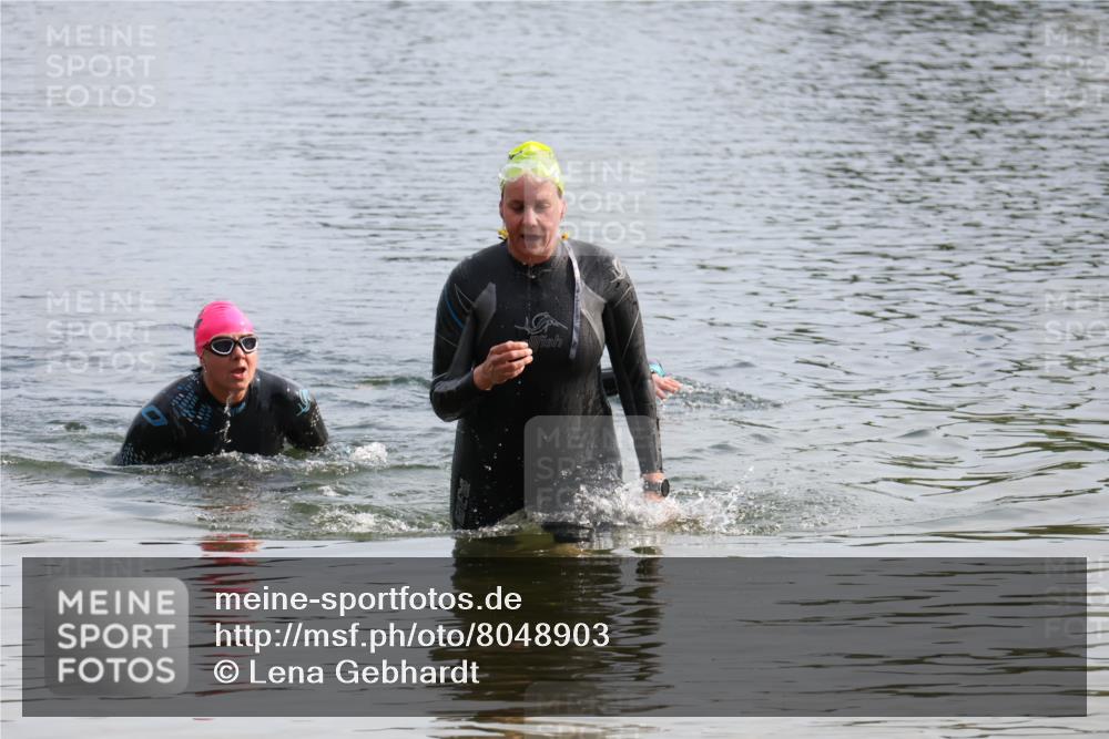 15.06.2025 - 27. Vierlanden-Triathlon Lena Gebhardt http://msf.ph/oto/8048903 15.06.2025 09:10:09 Schwimmen 213 meine-sportfotos.de