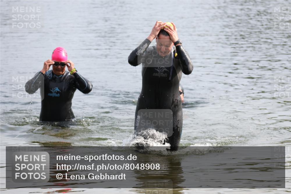 15.06.2025 - 27. Vierlanden-Triathlon Lena Gebhardt http://msf.ph/oto/8048908 15.06.2025 09:10:11 Schwimmen 213 meine-sportfotos.de