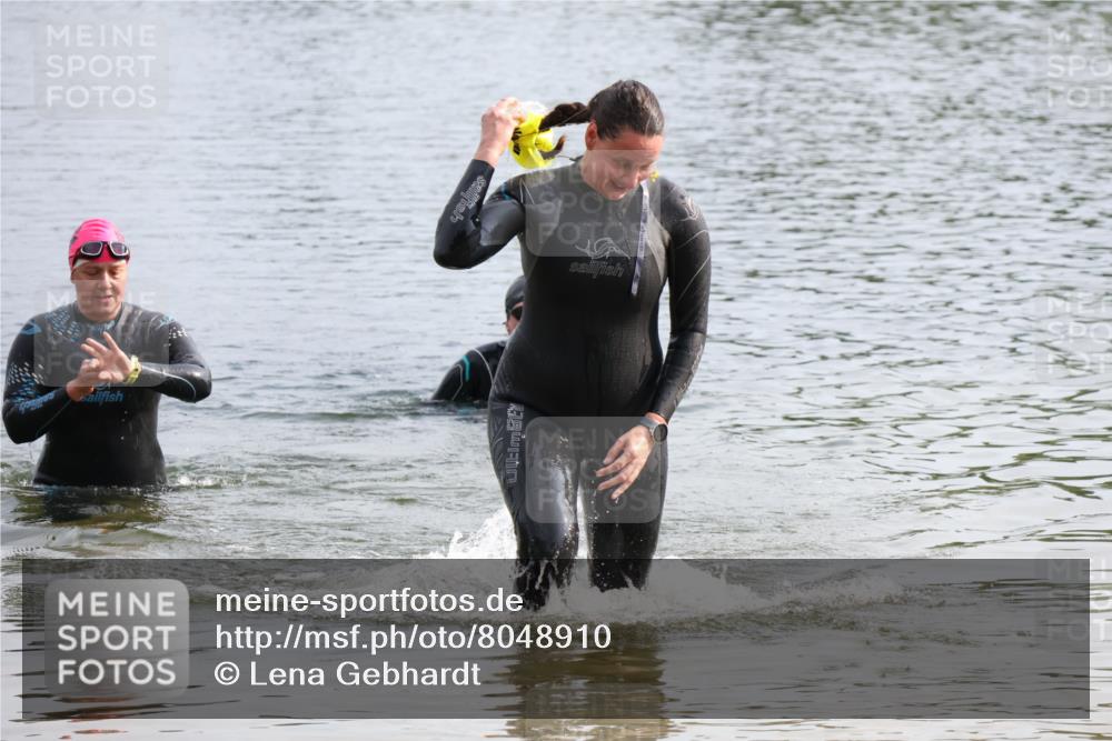 15.06.2025 - 27. Vierlanden-Triathlon Lena Gebhardt http://msf.ph/oto/8048910 15.06.2025 09:10:12 Schwimmen 213 meine-sportfotos.de