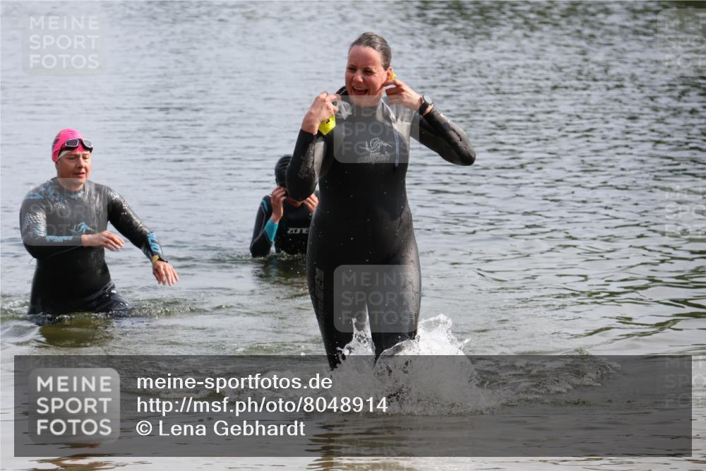 15.06.2025 - 27. Vierlanden-Triathlon Lena Gebhardt http://msf.ph/oto/8048914 15.06.2025 09:10:13 Schwimmen 213 meine-sportfotos.de