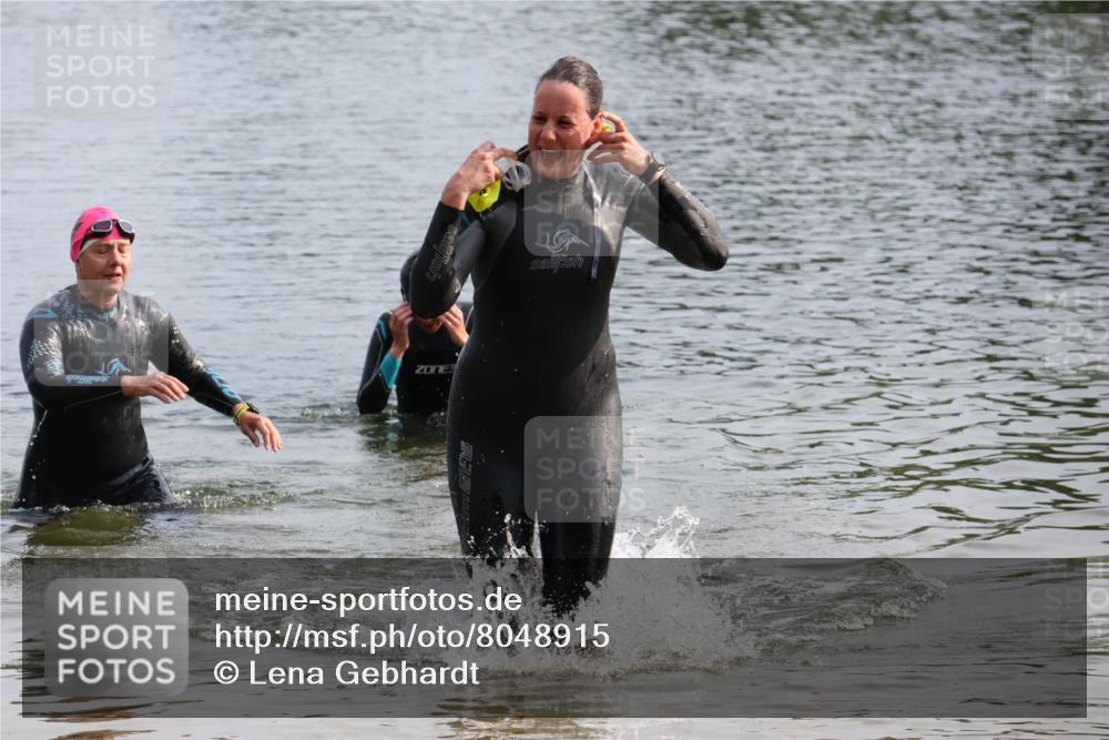 15.06.2025 - 27. Vierlanden-Triathlon Lena Gebhardt http://msf.ph/oto/8048915 15.06.2025 09:10:13 Schwimmen 213 meine-sportfotos.de
