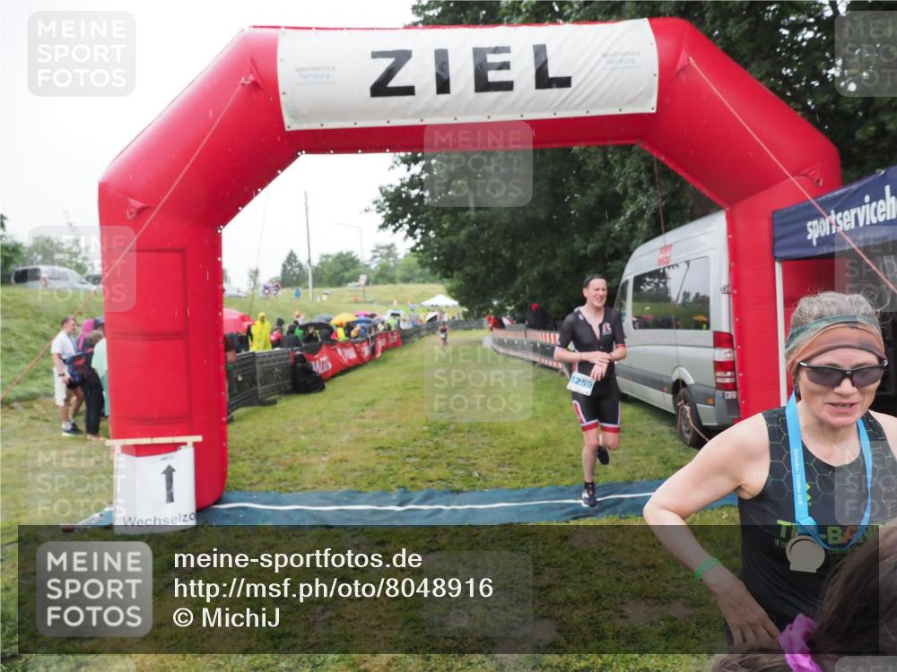 21.06.2025 - 27. Vierlanden-Triathlon MichiJ http://msf.ph/oto/8048916 15.06.2026 14:22:24 Ziel 1226, 1259 meine-sportfotos.de