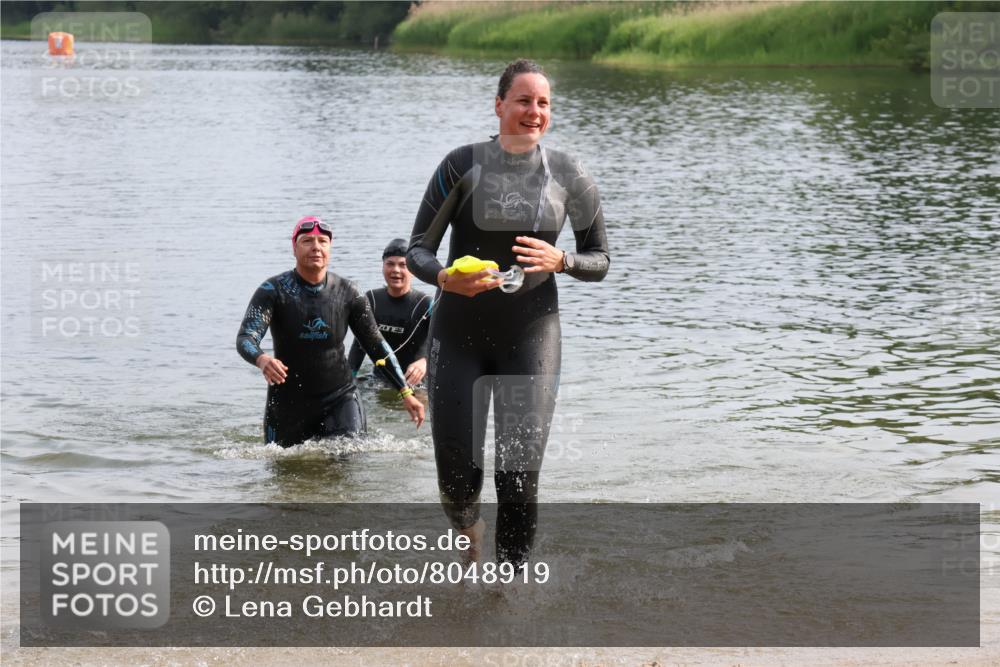 15.06.2025 - 27. Vierlanden-Triathlon Lena Gebhardt http://msf.ph/oto/8048919 15.06.2025 09:10:14 Schwimmen 213, 250 meine-sportfotos.de