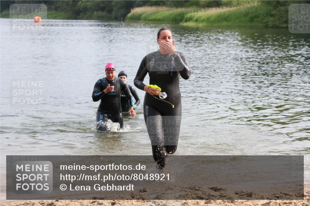 15.06.2025 - 27. Vierlanden-Triathlon Lena Gebhardt http://msf.ph/oto/8048921 15.06.2025 09:10:15 Schwimmen 213, 250 meine-sportfotos.de