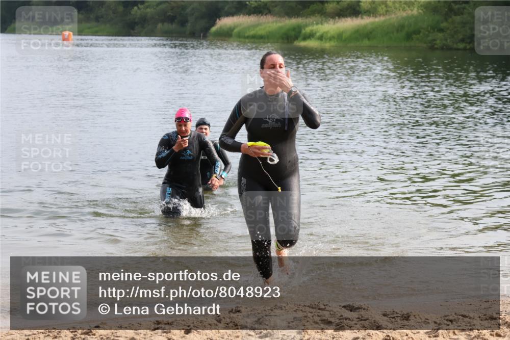 15.06.2025 - 27. Vierlanden-Triathlon Lena Gebhardt http://msf.ph/oto/8048923 15.06.2025 09:10:15 Schwimmen 213, 250 meine-sportfotos.de