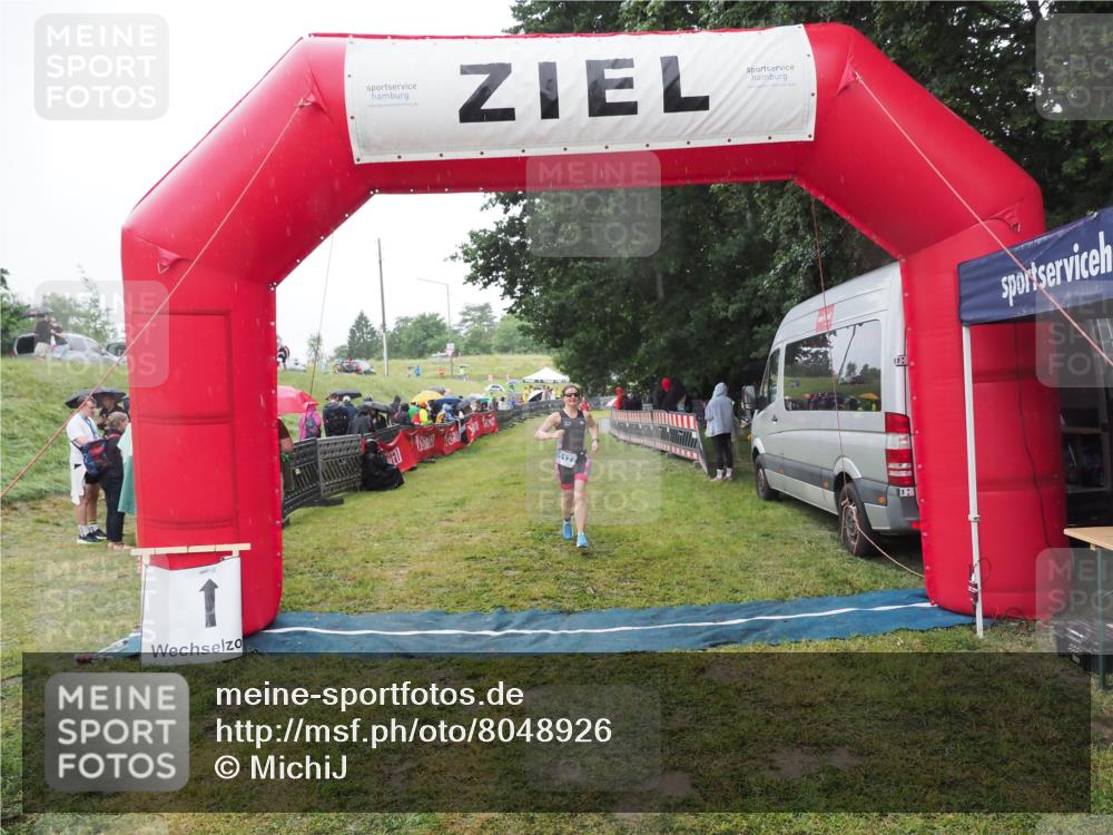 21.06.2025 - 27. Vierlanden-Triathlon MichiJ http://msf.ph/oto/8048926 15.06.2026 14:22:30 Ziel 1177, 1259 meine-sportfotos.de