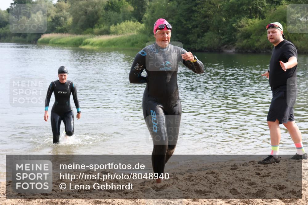 15.06.2025 - 27. Vierlanden-Triathlon Lena Gebhardt http://msf.ph/oto/8048940 15.06.2025 09:10:20 Schwimmen 213, 218, 250 meine-sportfotos.de