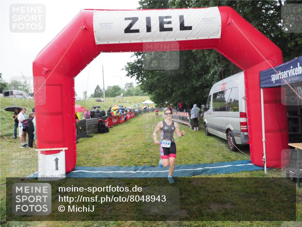 21.06.2025 - 27. Vierlanden-Triathlon MichiJ http://msf.ph/oto/8048943 15.06.2026 14:22:31 Ziel 1177, 1259 meine-sportfotos.de