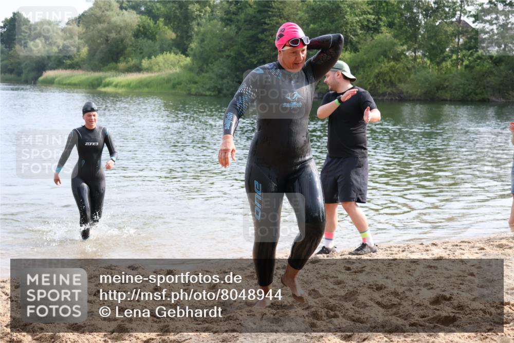 15.06.2025 - 27. Vierlanden-Triathlon Lena Gebhardt http://msf.ph/oto/8048944 15.06.2025 09:10:21 Schwimmen 213, 218, 250 meine-sportfotos.de