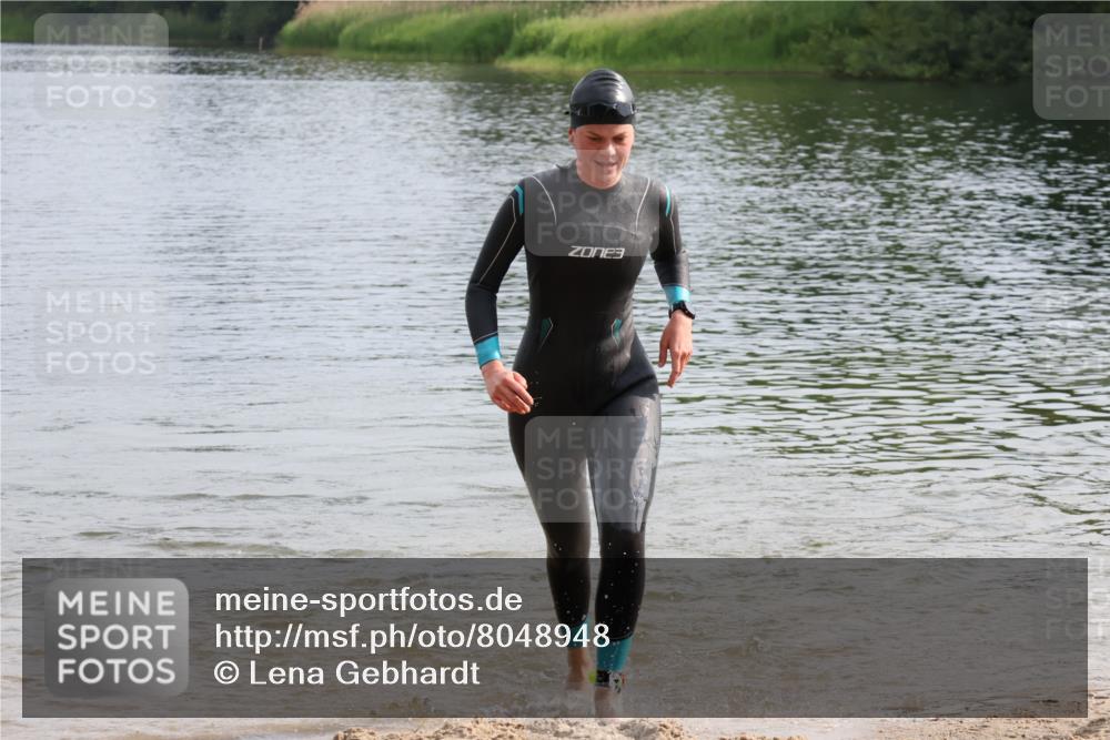 15.06.2025 - 27. Vierlanden-Triathlon Lena Gebhardt http://msf.ph/oto/8048948 15.06.2025 09:10:22 Schwimmen 213, 218, 250 meine-sportfotos.de
