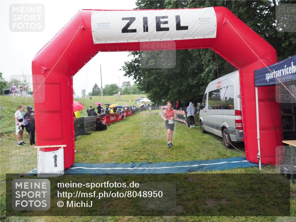21.06.2025 - 27. Vierlanden-Triathlon MichiJ http://msf.ph/oto/8048950 15.06.2026 14:22:40 Ziel 894 meine-sportfotos.de