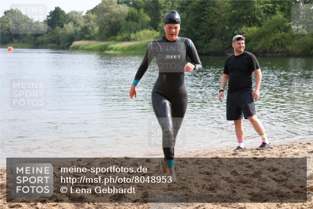 15.06.2025 - 27. Vierlanden-Triathlon Lena Gebhardt http://msf.ph/oto/8048953 15.06.2025 09:10:24 Schwimmen 213, 218, 250 meine-sportfotos.de