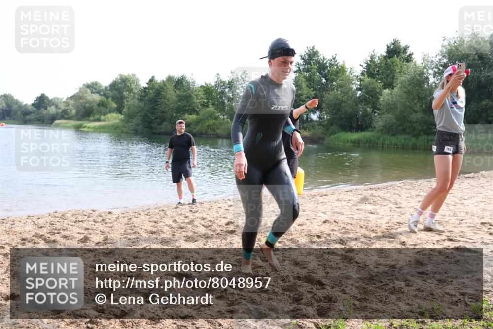 15.06.2025 - 27. Vierlanden-Triathlon Lena Gebhardt http://msf.ph/oto/8048957 15.06.2025 09:10:26 Schwimmen 213, 218, 250 meine-sportfotos.de