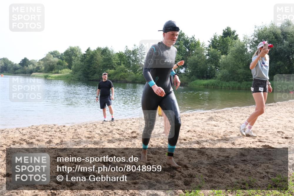 15.06.2025 - 27. Vierlanden-Triathlon Lena Gebhardt http://msf.ph/oto/8048959 15.06.2025 09:10:26 Schwimmen 213, 218, 250 meine-sportfotos.de