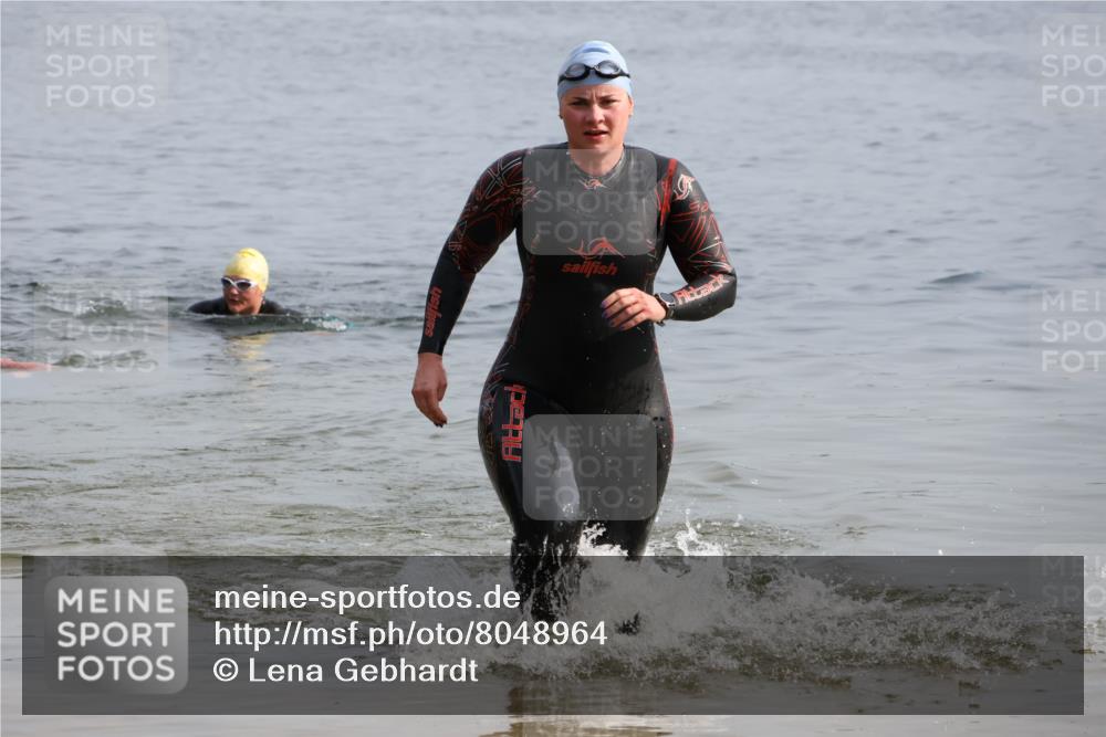 15.06.2025 - 27. Vierlanden-Triathlon Lena Gebhardt http://msf.ph/oto/8048964 15.06.2025 09:11:48 Schwimmen 229, 245 meine-sportfotos.de