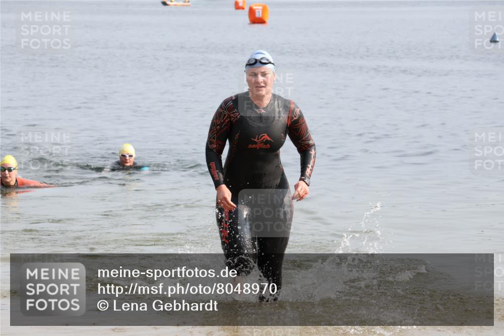 15.06.2025 - 27. Vierlanden-Triathlon Lena Gebhardt http://msf.ph/oto/8048970 15.06.2025 09:11:49 Schwimmen 229, 245 meine-sportfotos.de