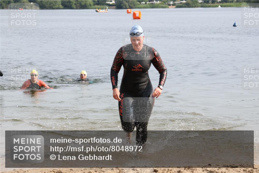 15.06.2025 - 27. Vierlanden-Triathlon Lena Gebhardt http://msf.ph/oto/8048972 15.06.2025 09:11:50 Schwimmen 229, 245 meine-sportfotos.de