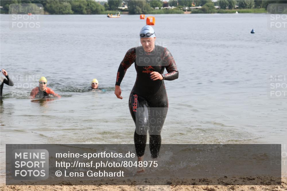 15.06.2025 - 27. Vierlanden-Triathlon Lena Gebhardt http://msf.ph/oto/8048975 15.06.2025 09:11:50 Schwimmen 229, 245 meine-sportfotos.de