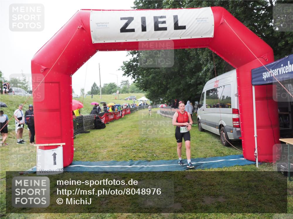 21.06.2025 - 27. Vierlanden-Triathlon MichiJ http://msf.ph/oto/8048976 15.06.2026 14:22:41 Ziel 894 meine-sportfotos.de