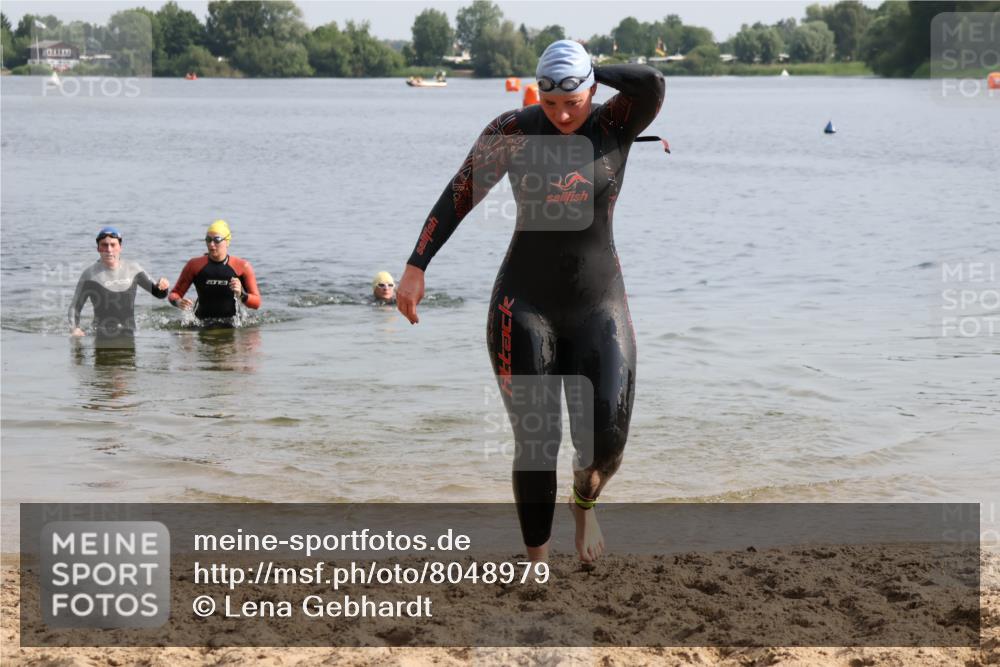 15.06.2025 - 27. Vierlanden-Triathlon Lena Gebhardt http://msf.ph/oto/8048979 15.06.2025 09:11:51 Schwimmen 229, 245 meine-sportfotos.de