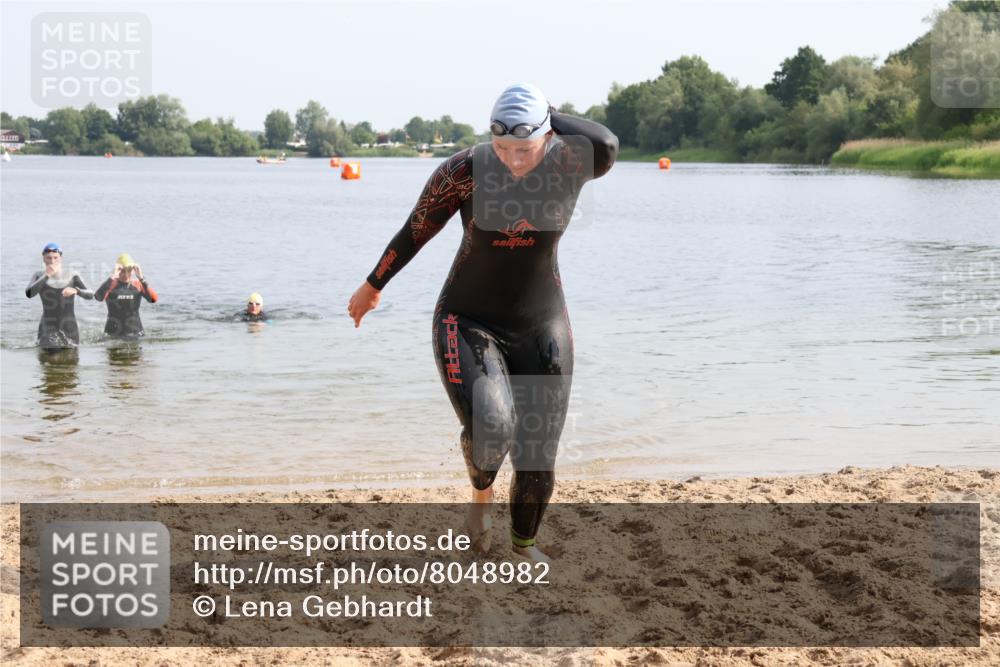 15.06.2025 - 27. Vierlanden-Triathlon Lena Gebhardt http://msf.ph/oto/8048982 15.06.2025 09:11:52 Schwimmen 215, 229, 245 meine-sportfotos.de