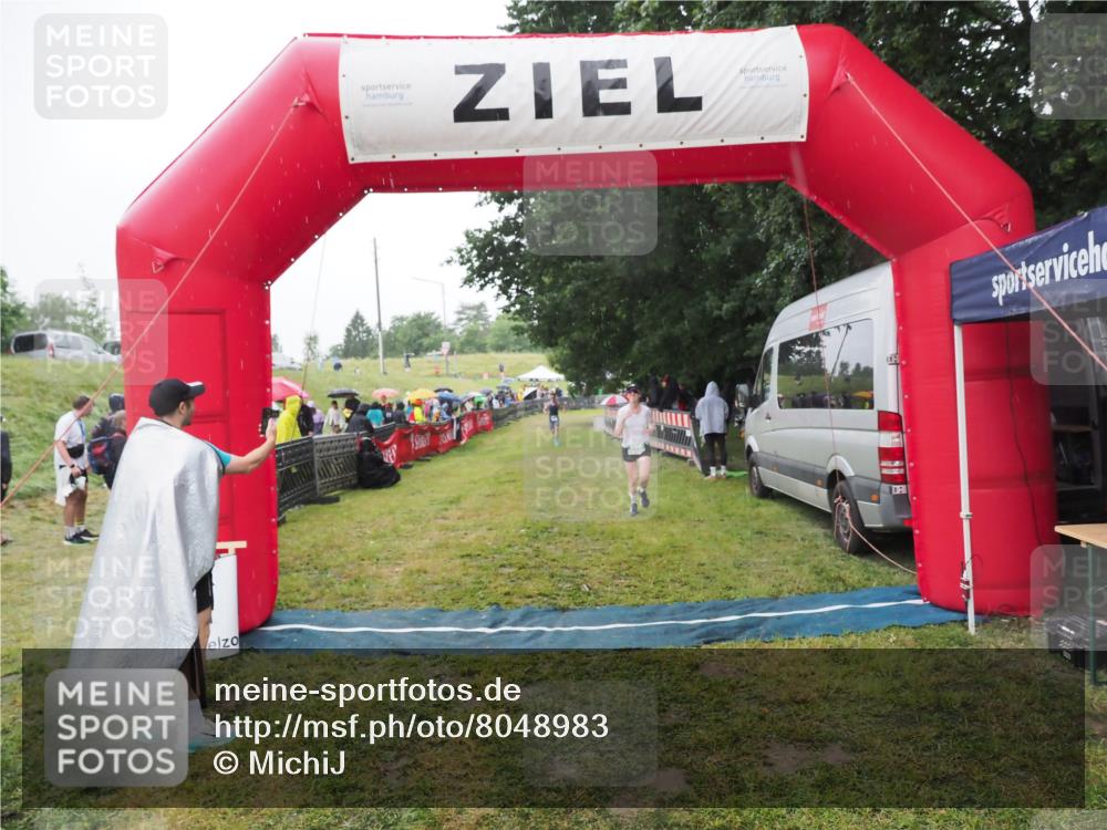 21.06.2025 - 27. Vierlanden-Triathlon MichiJ http://msf.ph/oto/8048983 15.06.2026 14:22:47 Ziel 886, 894 meine-sportfotos.de