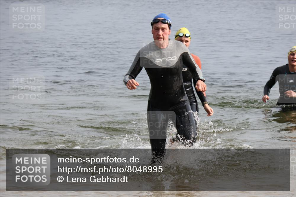 15.06.2025 - 27. Vierlanden-Triathlon Lena Gebhardt http://msf.ph/oto/8048995 15.06.2025 09:11:55 Schwimmen 201, 215, 229, 245 meine-sportfotos.de