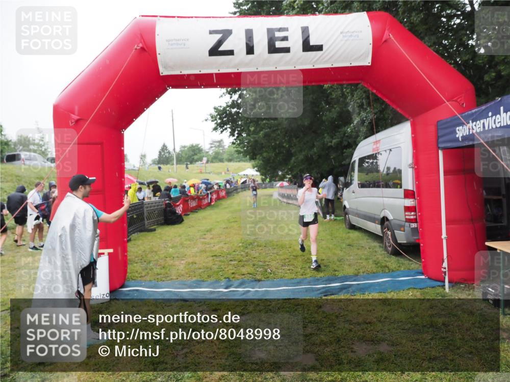 21.06.2025 - 27. Vierlanden-Triathlon MichiJ http://msf.ph/oto/8048998 15.06.2026 14:22:48 Ziel 886, 894 meine-sportfotos.de