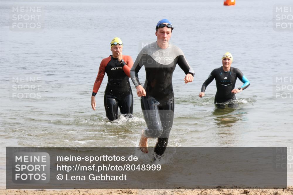 15.06.2025 - 27. Vierlanden-Triathlon Lena Gebhardt http://msf.ph/oto/8048999 15.06.2025 09:11:56 Schwimmen 201, 215, 229, 245 meine-sportfotos.de