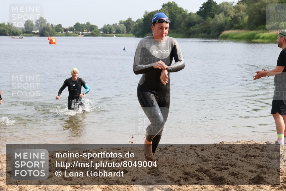 15.06.2025 - 27. Vierlanden-Triathlon Lena Gebhardt http://msf.ph/oto/8049004 15.06.2025 09:11:58 Schwimmen 201, 215, 229, 245 meine-sportfotos.de