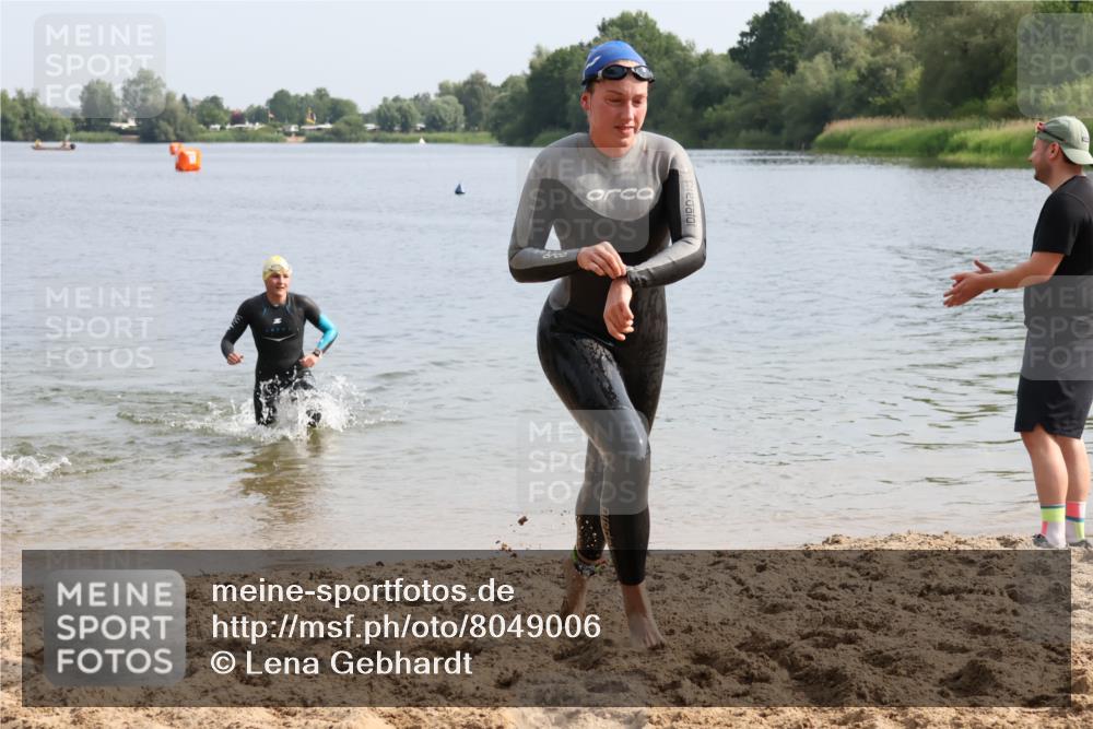 15.06.2025 - 27. Vierlanden-Triathlon Lena Gebhardt http://msf.ph/oto/8049006 15.06.2025 09:11:58 Schwimmen 201, 215, 229, 245 meine-sportfotos.de