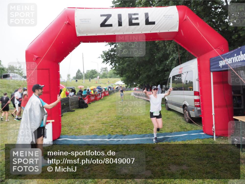 21.06.2025 - 27. Vierlanden-Triathlon MichiJ http://msf.ph/oto/8049007 15.06.2026 14:22:49 Ziel 886, 1317 meine-sportfotos.de