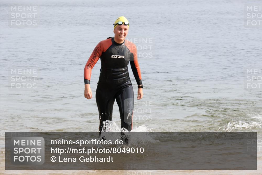 15.06.2025 - 27. Vierlanden-Triathlon Lena Gebhardt http://msf.ph/oto/8049010 15.06.2025 09:11:59 Schwimmen 201, 215, 229, 245 meine-sportfotos.de
