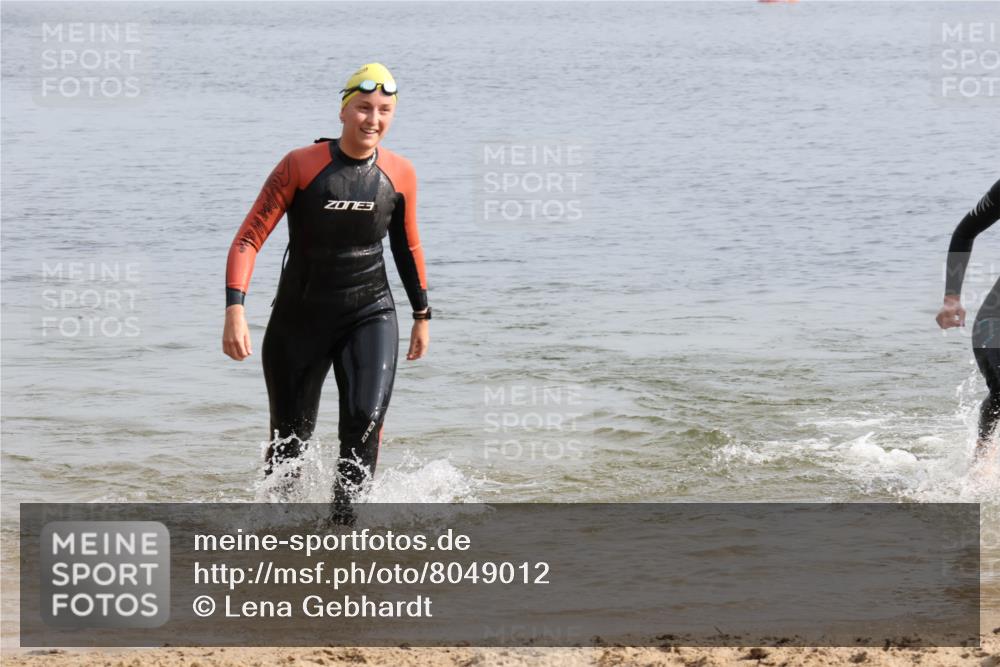 15.06.2025 - 27. Vierlanden-Triathlon Lena Gebhardt http://msf.ph/oto/8049012 15.06.2025 09:11:59 Schwimmen 201, 215, 229, 245 meine-sportfotos.de