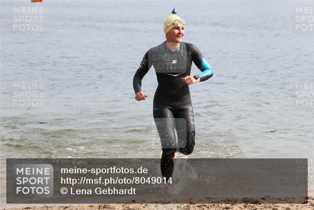 15.06.2025 - 27. Vierlanden-Triathlon Lena Gebhardt http://msf.ph/oto/8049014 15.06.2025 09:12:00 Schwimmen 201, 215, 229, 245 meine-sportfotos.de