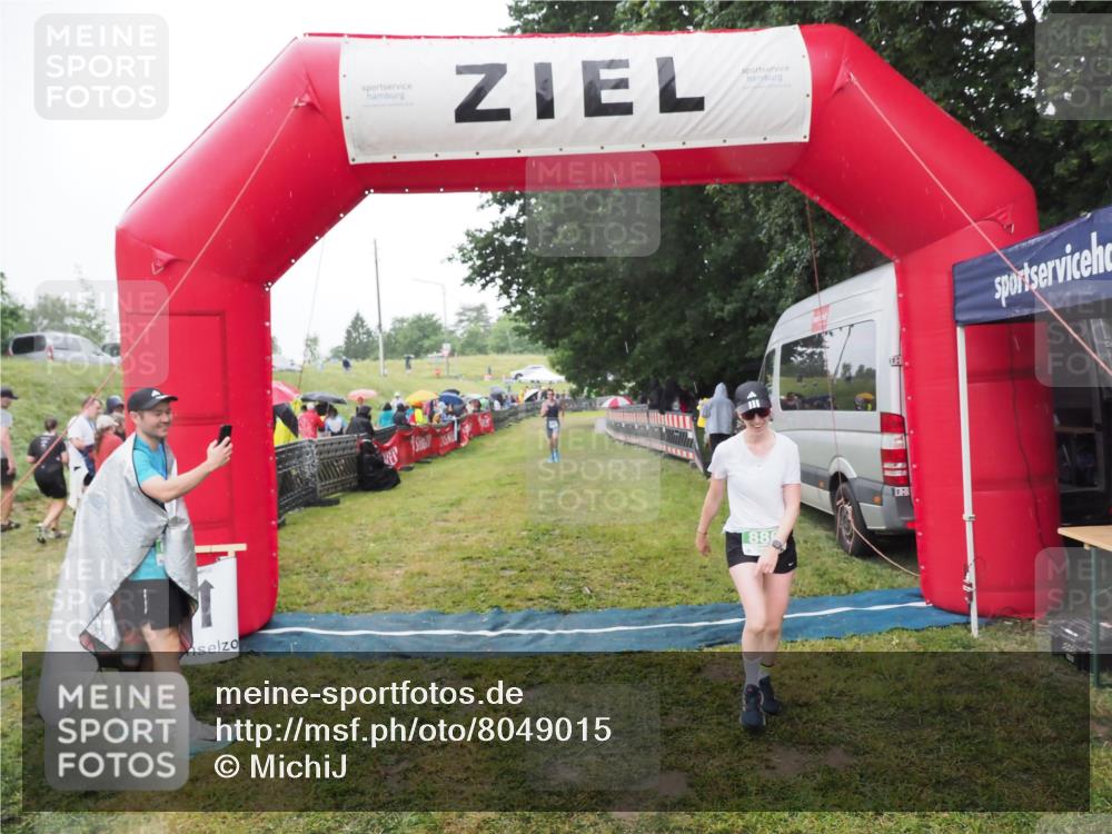 21.06.2025 - 27. Vierlanden-Triathlon MichiJ http://msf.ph/oto/8049015 15.06.2026 14:22:49 Ziel 886, 1317 meine-sportfotos.de